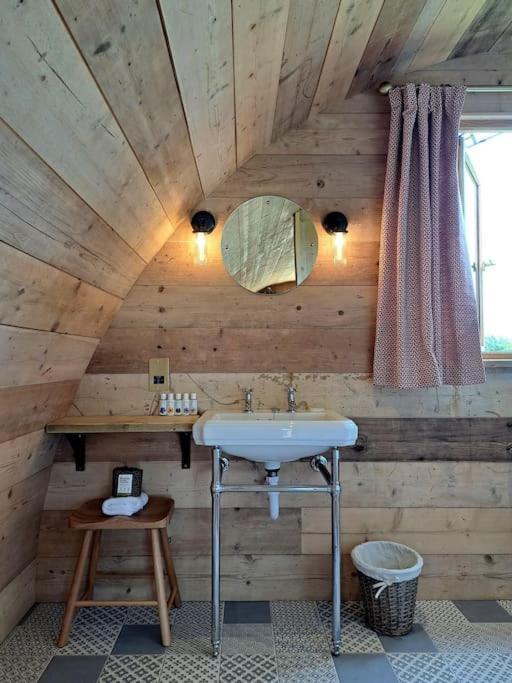 The Pigsty Hotel Крийф Екстериор снимка