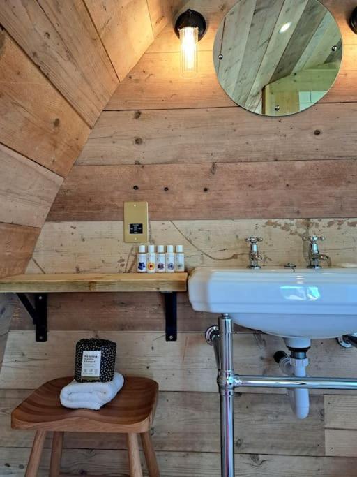 The Pigsty Hotel Крийф Екстериор снимка