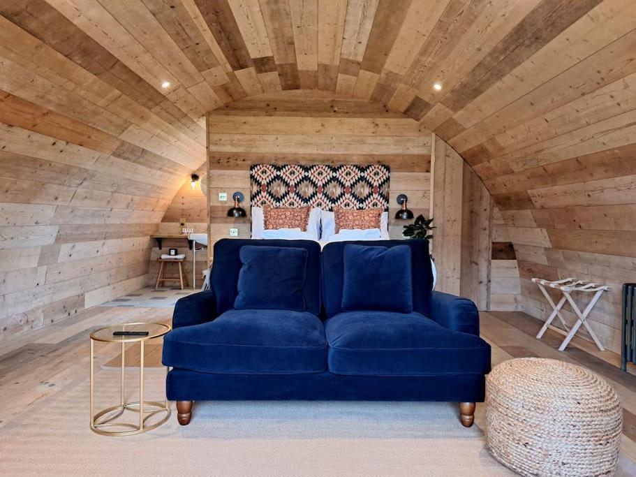 The Pigsty Hotel Крийф Екстериор снимка