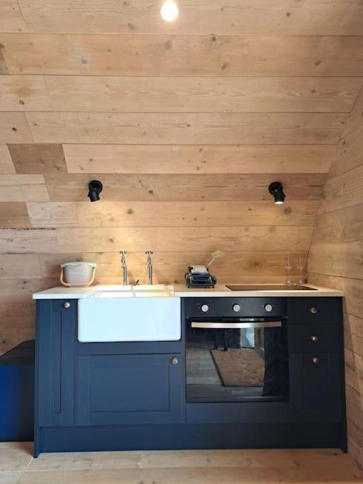 The Pigsty Hotel Крийф Екстериор снимка