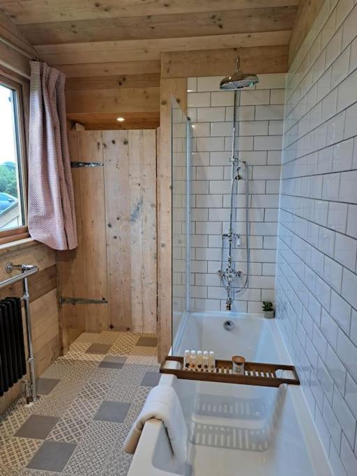 The Pigsty Hotel Крийф Екстериор снимка